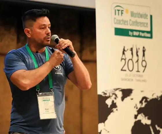 Elson Longo palestrando na ITF Worldwide Coaches Conference